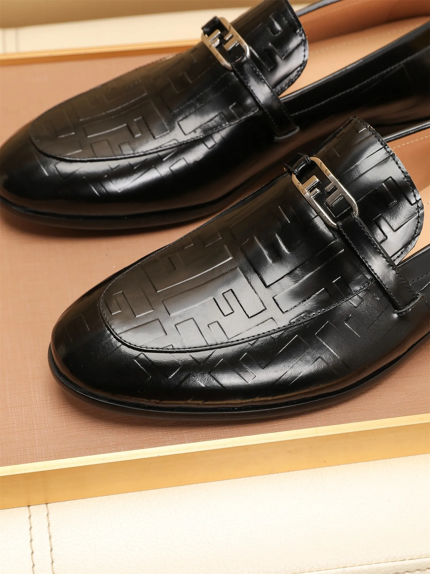 Men's shoes💰460 🕷🕷【FENDI】The latest men's formal leather shoes🇨🇳Classic series not to be missed💯The first layer is made of imported first-layer cowhide☘Original quality, the leather is smooth and delicate🎋Awesome version, perfect streamlined outline🍇Cowhide lining, size 38-44 (customized at 45.46)...